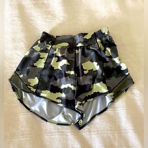 LULULEMON CAMO HOTTY HOTS SIZE 4